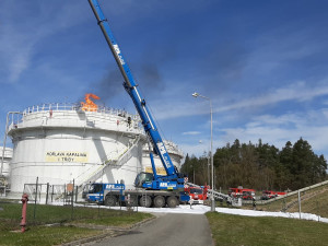 Patnáct jednotek hasičů likvidovalo požár obří nádrže s benzínem v firmě Čepro