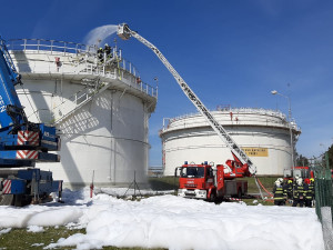Patnáct jednotek hasičů likvidovalo požár obří nádrže s benzínem v firmě Čepro