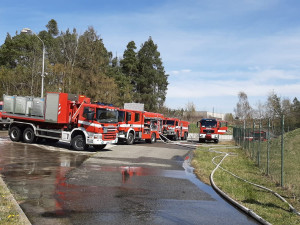 Patnáct jednotek hasičů likvidovalo požár obří nádrže s benzínem v firmě Čepro