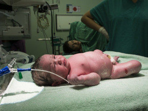Nemocnice opět umožňují přítomnost otců u porodu, musí prokázat že nemají teplotu