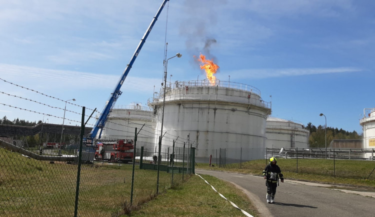 Hasiči bojují s požárem obří nádrže na benzín v podniku Čepro
