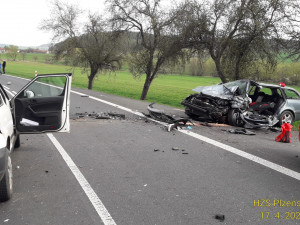 Při čelním střetu dvou osobních automobilů se vážně zranili tři lidé