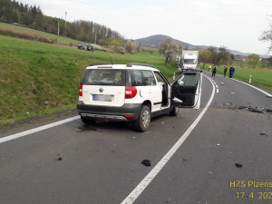 Při čelním střetu dvou osobních automobilů se vážně zranili tři lidé