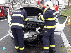 Při čelním střetu dvou osobních automobilů se vážně zranili tři lidé