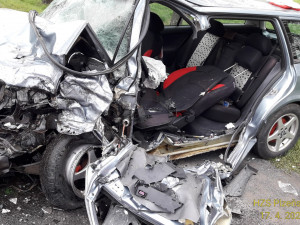 Při čelním střetu dvou osobních automobilů se vážně zranili tři lidé