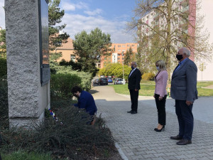 Představitelé obvodu uctili památku obětí i u památníku v Sousedské ulici