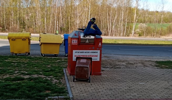 Muž se zasekl v kontejneru na elektroodpad a hrozilo, že se udusí