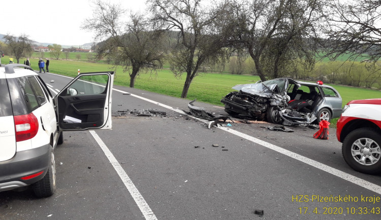 Zdemolavaná Škoda Octavia skončila částečně v příkopu