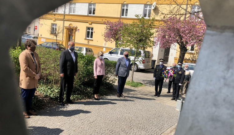 Pietní akt u pomníku v Habrmannově parku