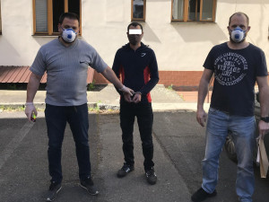 Policisté eskortují zadrženého cizince