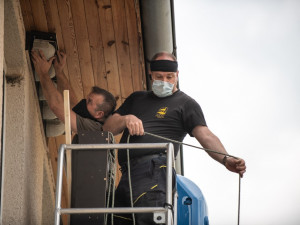 Škola pomáhá zachránit populaci rorýsů a jiřiček instalací hnízd a budek