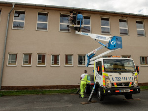 Škola pomáhá zachránit populaci rorýsů a jiřiček instalací hnízd a budek