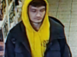 Nepoznáte muže na fotografii? Hledá ho policie v souvislosti s přepadením seniorky