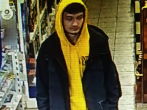 Nepoznáte muže na fotografii? Hledá ho policie v souvislosti s přepadením seniorky
