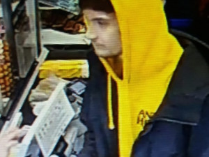 Nepoznáte muže na fotografii? Hledá ho policie v souvislosti s přepadením seniorky