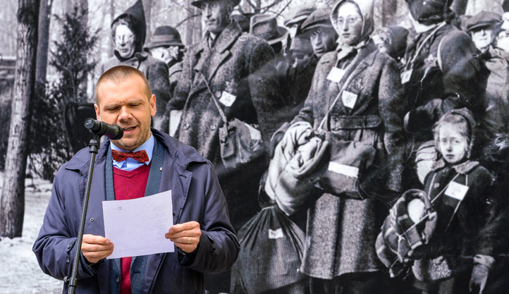 Primátor Plzně Martin Baxa četl jména obětí holocaustu před fotografií plzeňských Židů připravených k prvnímu transportu