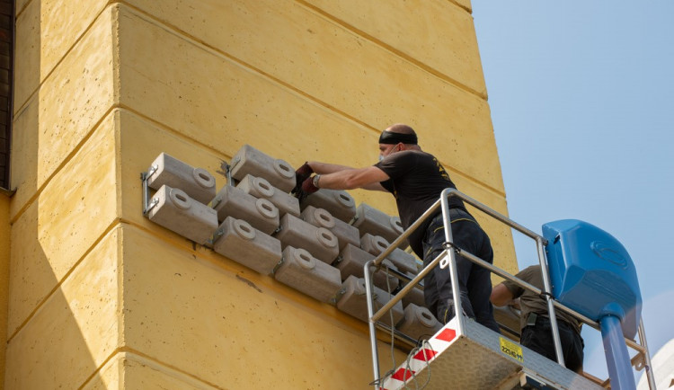 Instalace hnízdních budek jde do finále