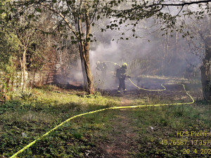 V chatové oblasti poblíž nemocnice Privamed lehla popelem dřevěná chatka