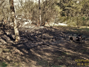 V chatové oblasti poblíž nemocnice Privamed lehla popelem dřevěná chatka