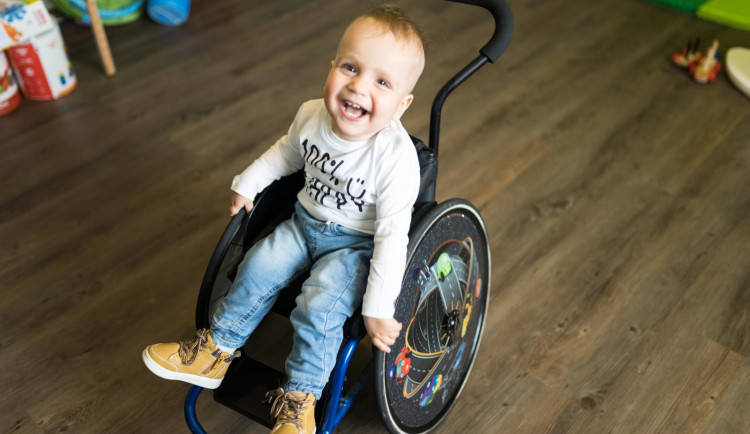 size3-15873653440419-239-ve-sluzbe-pomaha-a-chrani-doma-bojuje-s-nemoci-sveho-syna-a-sni-o-ceste-k-zachrane-jeho-zivota