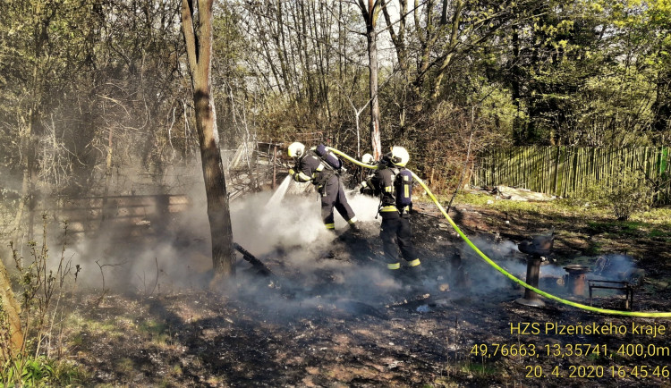 Hasiči zasahují u požáru v chatové oblasti nedaleko nemocnice Privamed