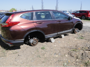 Zloděj ukradl kola ze dvou nových aut, nechal je stát na "špalcích" ze kterých spadla