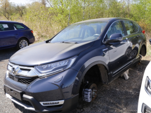 Zloděj ukradl kola ze dvou nových aut, nechal je stát na "špalcích" ze kterých spadla