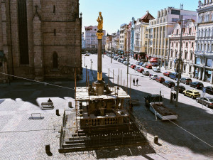 Lešení zakrylo Mariánský sloup na náměstí Republiky, začíná jeho rekonstrukce