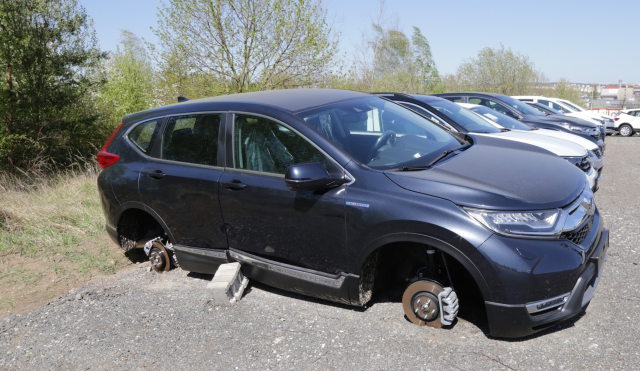 Zloděj nechal auta na "špalcích" ze kterých ovšem spadla a poškodila se