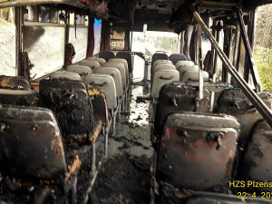 Autobus bez cestujících začal hořet za jízdy, řidičův hasičák na plameny nestačil