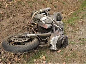 Motorkářka se vážně zranila po střetu se srncem, motorku vůbec neměla řídit