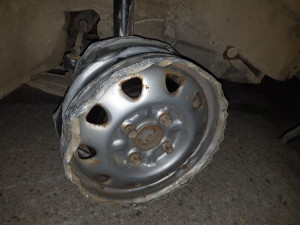 Opilý motorista jel s pick-upem jen na třech kolech, moc ho to nevzrušovalo