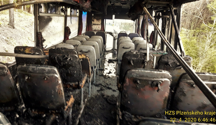 Uvnitř interiéru autobusu plameny zničily několik řad sedaček