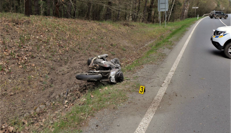 Motorka zůstala po střetu se srncem ležet v příkopu