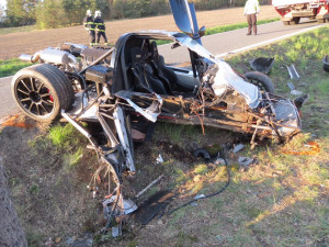 Sportovní speciál zakončil jízdu nárazem do stromu, škoda činí 4,5 milionu korun