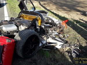 Sportovní speciál zakončil jízdu nárazem do stromu, škoda činí 4,5 milionu korun