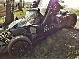 Sportovní speciál zakončil jízdu nárazem do stromu, škoda činí 4,5 milionu korun