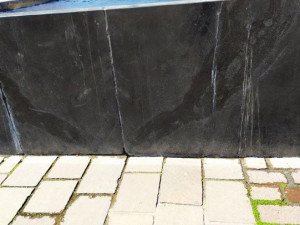 Kamenná nádoba u kašny Velbloud propouští vodu, fontána zůstane mimo provoz