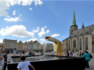 Kamenná nádoba u kašny Velbloud propouští vodu, fontána zůstane mimo provoz