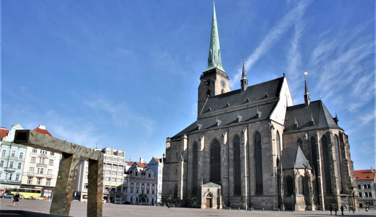 Kamenná nádoba u kašny Velbloud propouští vodu, kašna zůstane do ukončení oprav mimo provoz