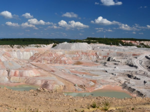 Turisté berou útokem těžební lomy na Plzeňsku, kam je zákaz vstupu. Policie zesiluje hlídkovou činnost