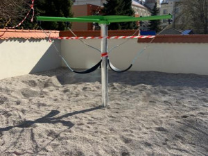 Centrální plzeňský obvod nainstaloval nové herní prvky na svých dětských hřištích