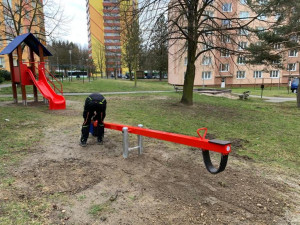 Centrální plzeňský obvod nainstaloval nové herní prvky na svých dětských hřištích