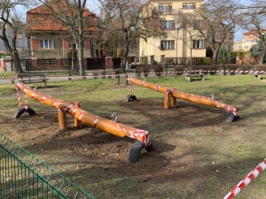Centrální plzeňský obvod nainstaloval nové herní prvky na svých dětských hřištích