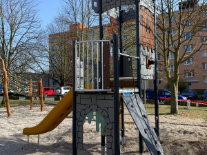 Centrální plzeňský obvod nainstaloval nové herní prvky na svých dětských hřištích