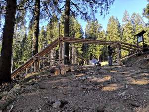 Instalace nových překážek v bike parku