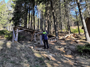 Instalace nových překážek v bike parku