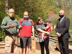 Ředitel zoo společně s nměstkem primátora Romanem Zarzyckým přivítali první návštvníky po znovuotevření