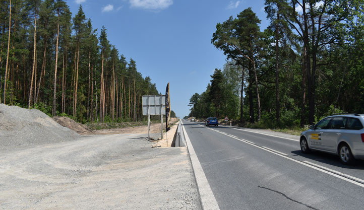 Tato komunikace se rozšiřuje na čtyři pruhy, překlene ji lávka, která povede i přes železniční trať