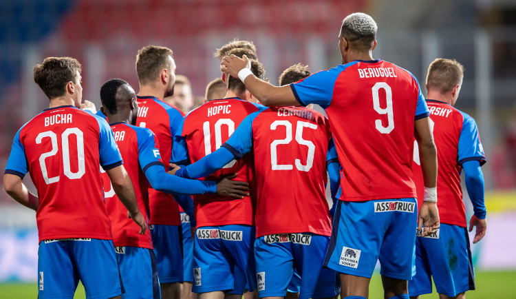 Snížení platů až o 30 procent ohlásilo vedení FC Viktoria Plzeň pro hráče i vedení klubu
